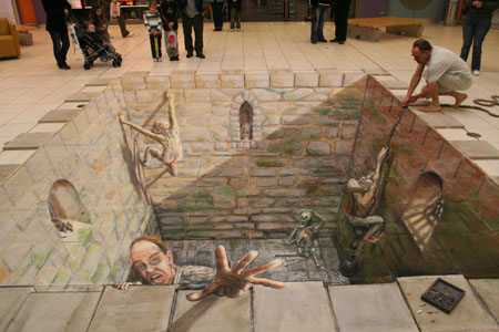 Мел. Julian Beever – британский художник, известный своими рисунками, которые он делает мелом на английских, французских, немецких, американских, австралийских и бельгийских тротуарах. Известен он тем, что создает уникальные работы мелом используя проекцию анаморфирования которая создает иллюзию трех измерений, если смотреть с правильной точки зрения